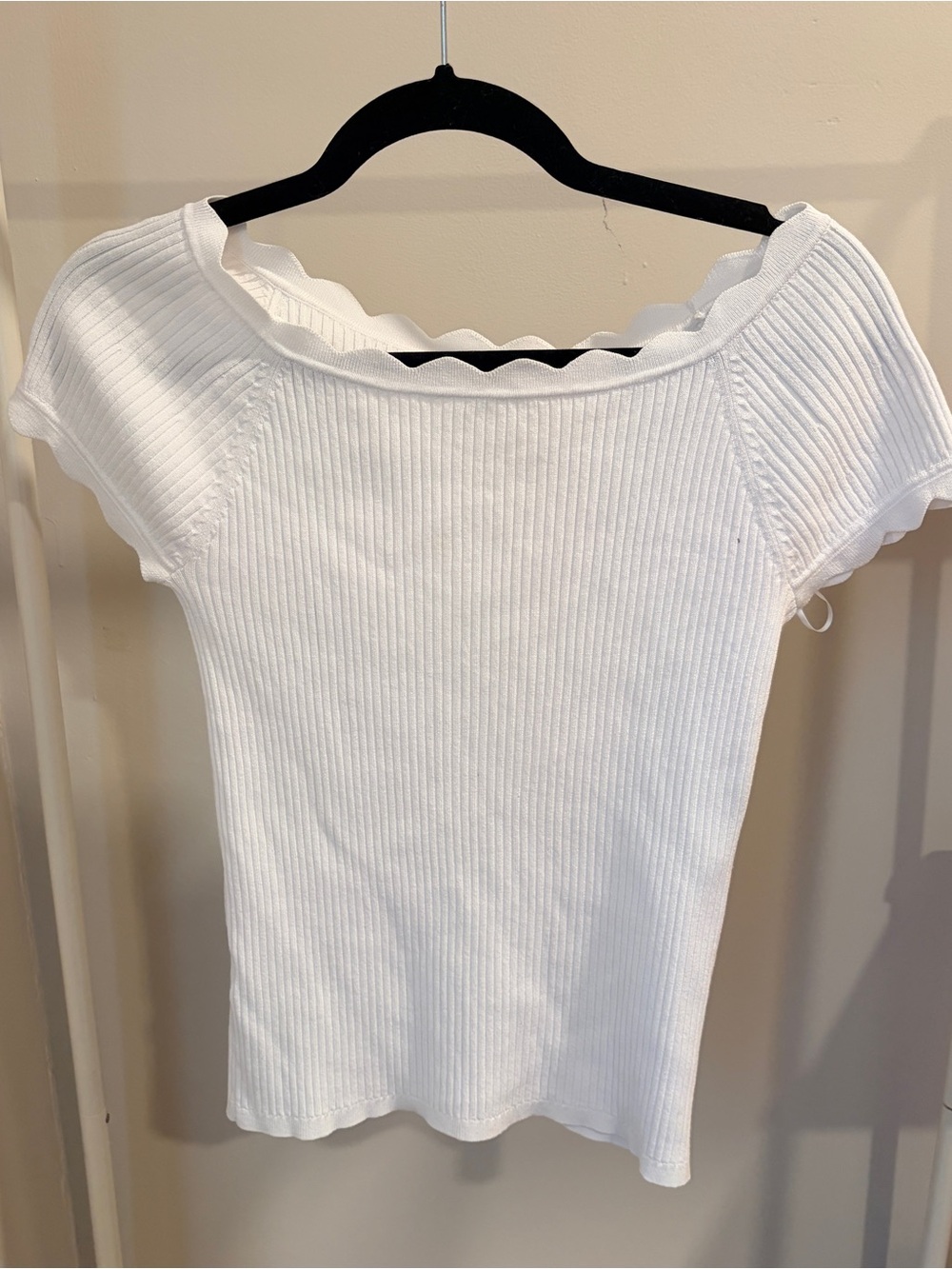 Ann Taylor White Ribbed Short Sleeve Top with Scallop Neckline